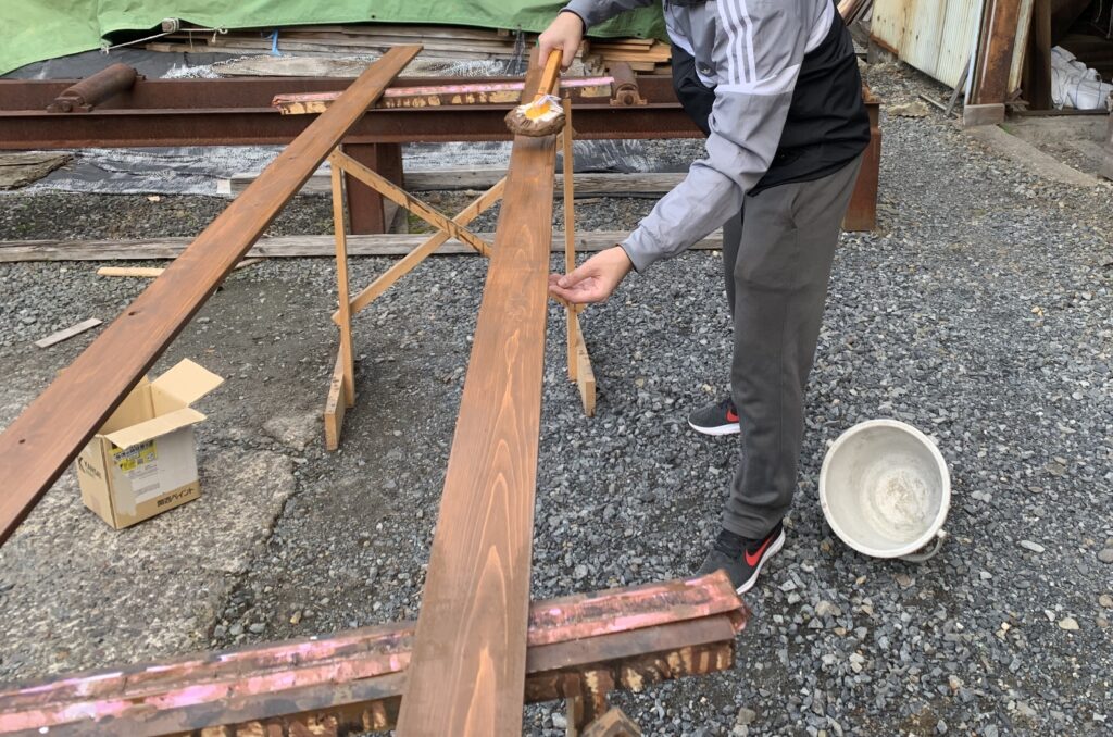 自然素材の家 外構 ウッドフェンス 塗装