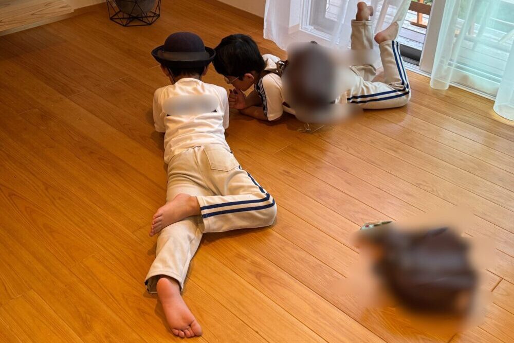 床で気持ちよさそうにごろんと寝転がる子ども
