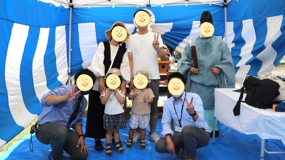 家族・神主さま・工務店スタッフの集合写真