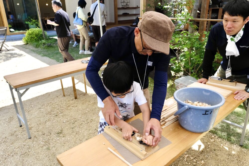 元大工の工務店スタッフがオーナーイベントにて割り箸作り体験を実施