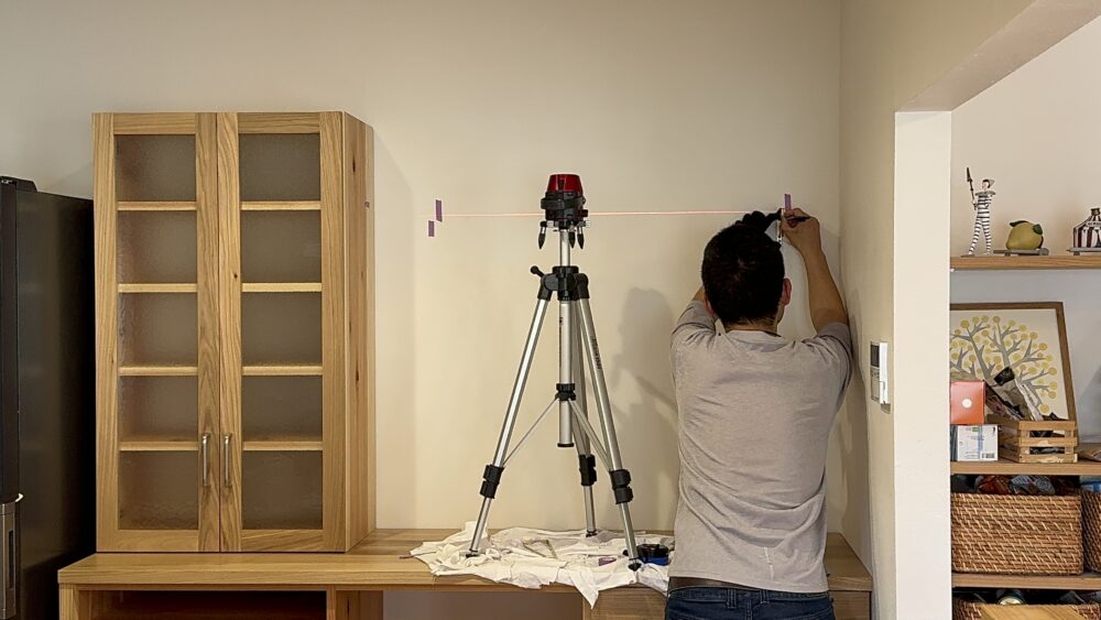 造作カップボード設置の様子。