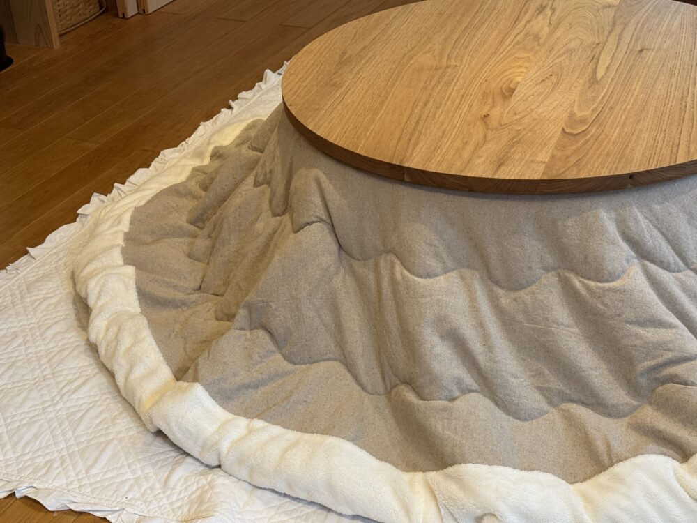 無垢材のこたつ。インテリアに馴染んでいます。