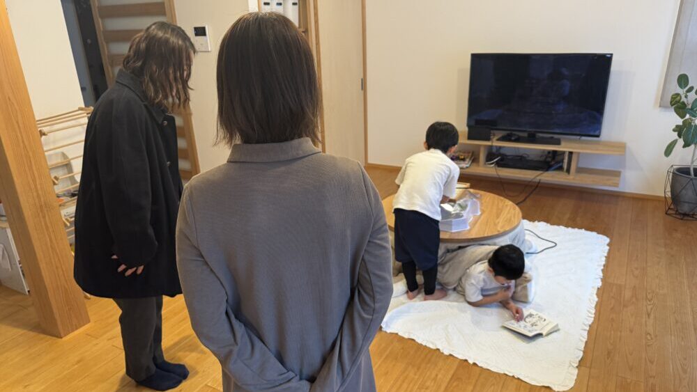 こたつ搬入時、担当設計士さんの立会もありました。