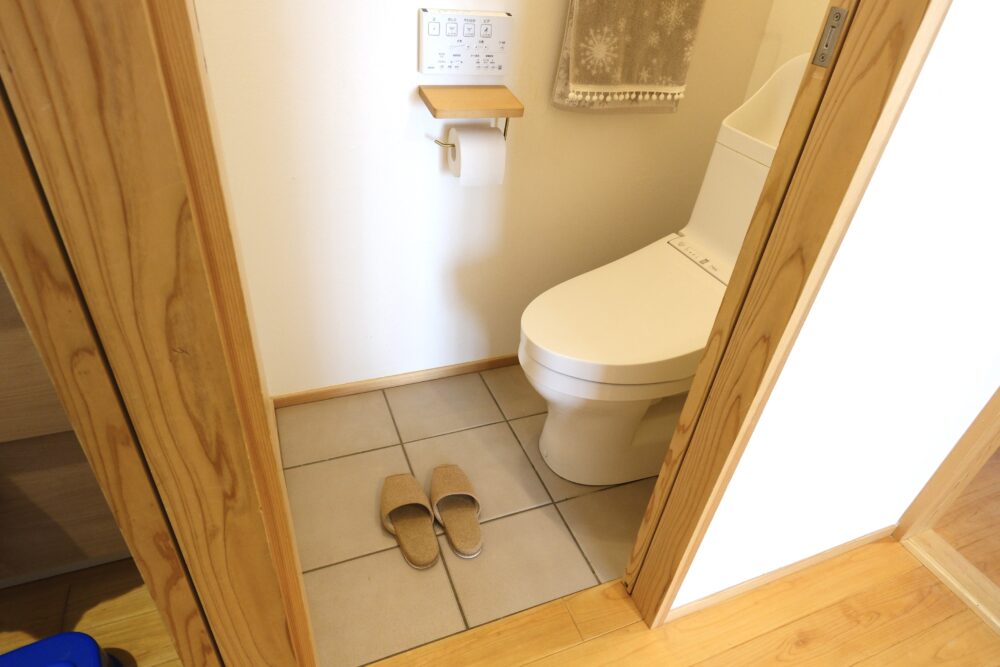 タイル仕上げのトイレの床