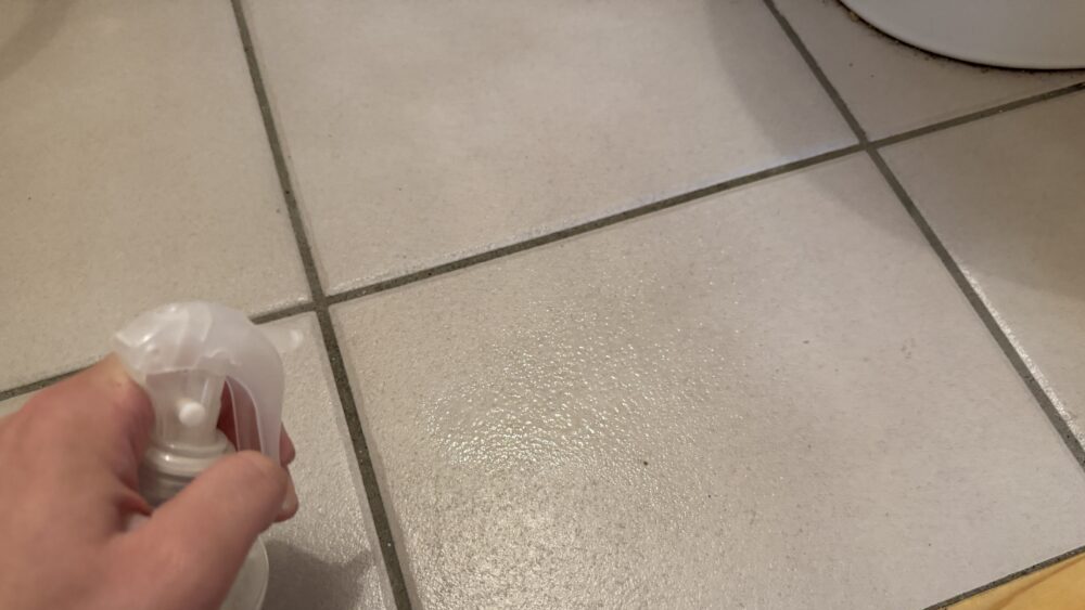 ヒノキ無垢床に素足で立っている様子