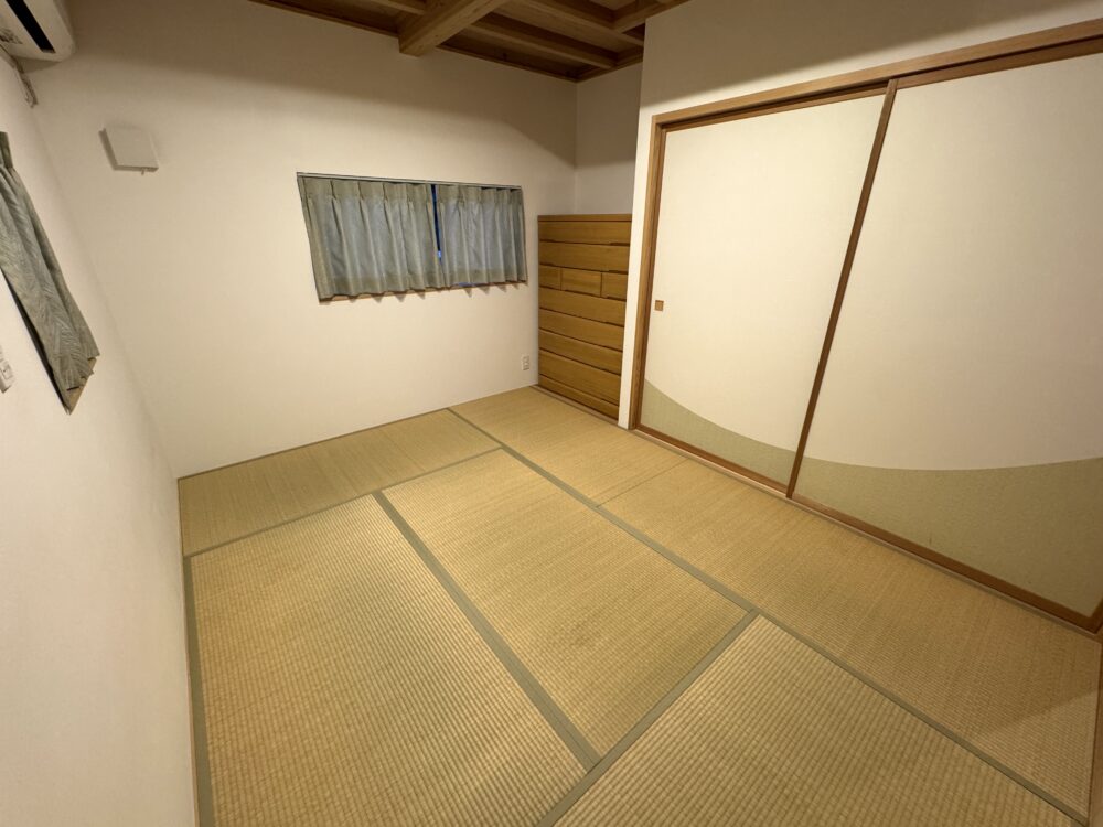 無垢床を採用した寝室の様子