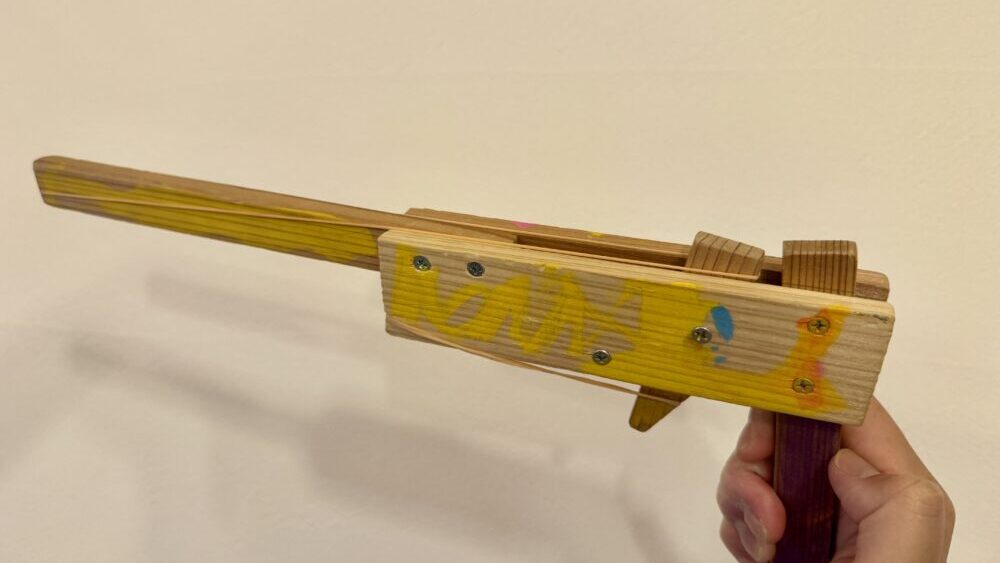 端材で作ったゴム鉄砲。輪ゴムを勢いよく飛ばせる