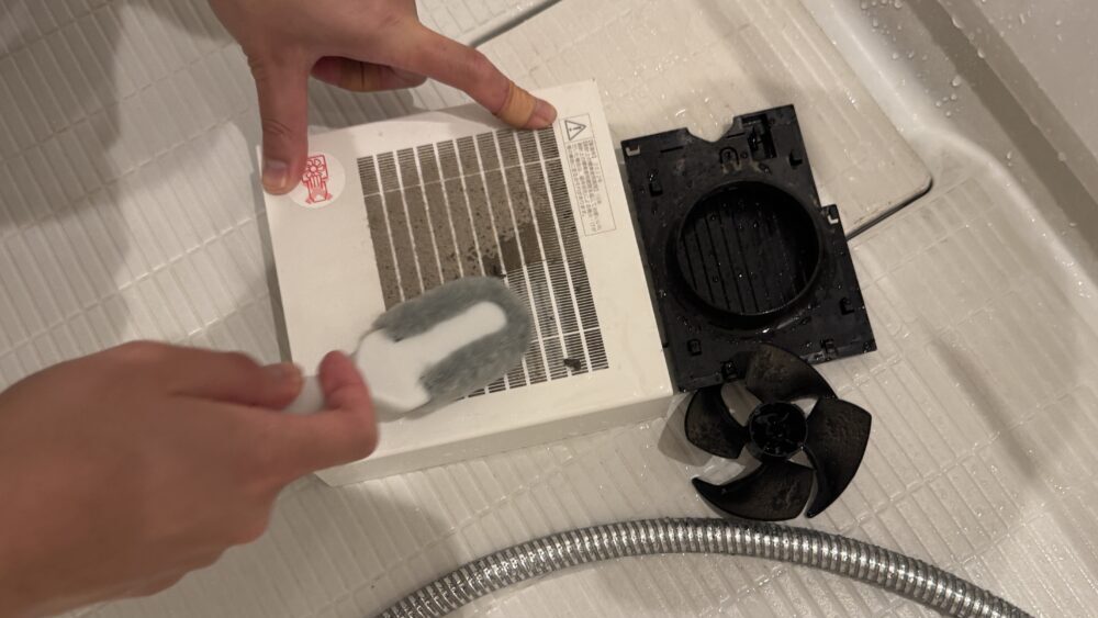 羽根、換気口、換気パネルまで外して風呂場でしっかり洗っている様子