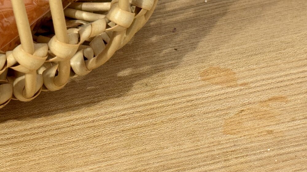 皮脂汚れが蓄積したヒノキ無垢床の表面