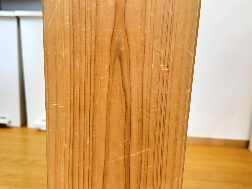 おもちゃを落としてできたヒノキ無垢床のへこみ