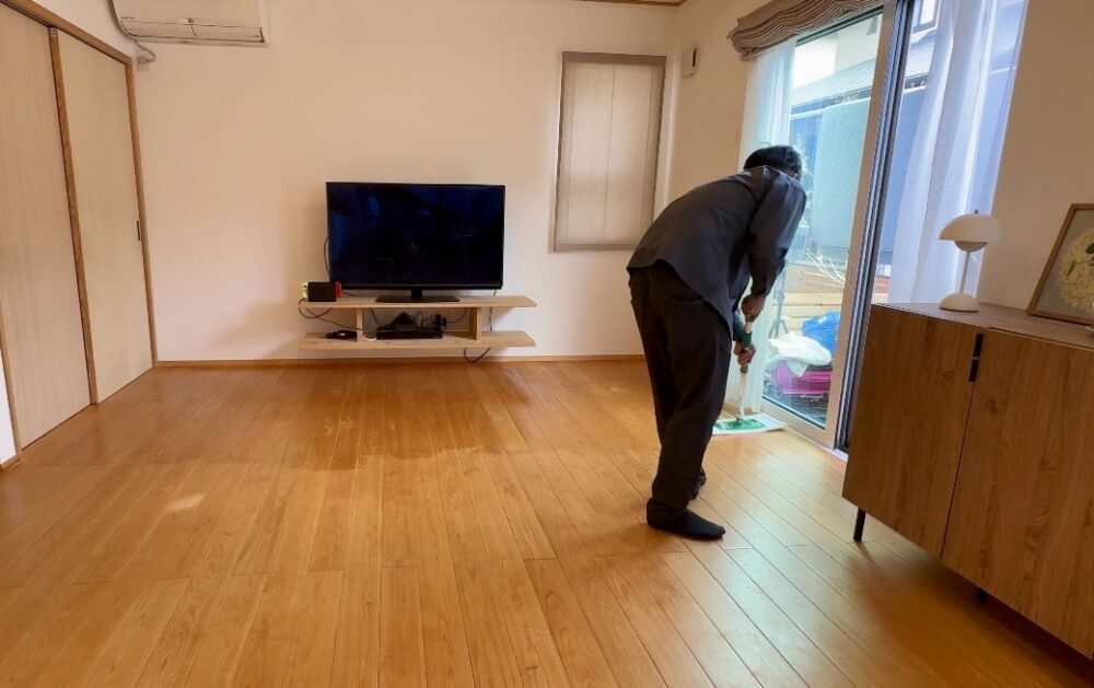 冷暖房の温度差で反りが出た無垢材の造作引き戸