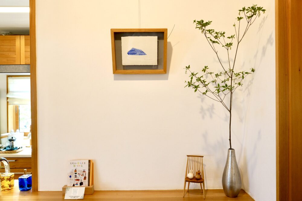 漆喰の壁と無垢材に囲まれたモデルハウスの玄関・室内
