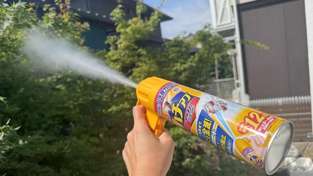 ハチアブマグナムジェットを庭の木に向けて噴射しているところ